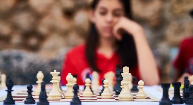 woman-playing-chess-2283803