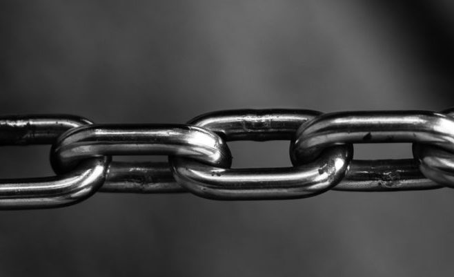 blur-chains-chrome-close-up-220237